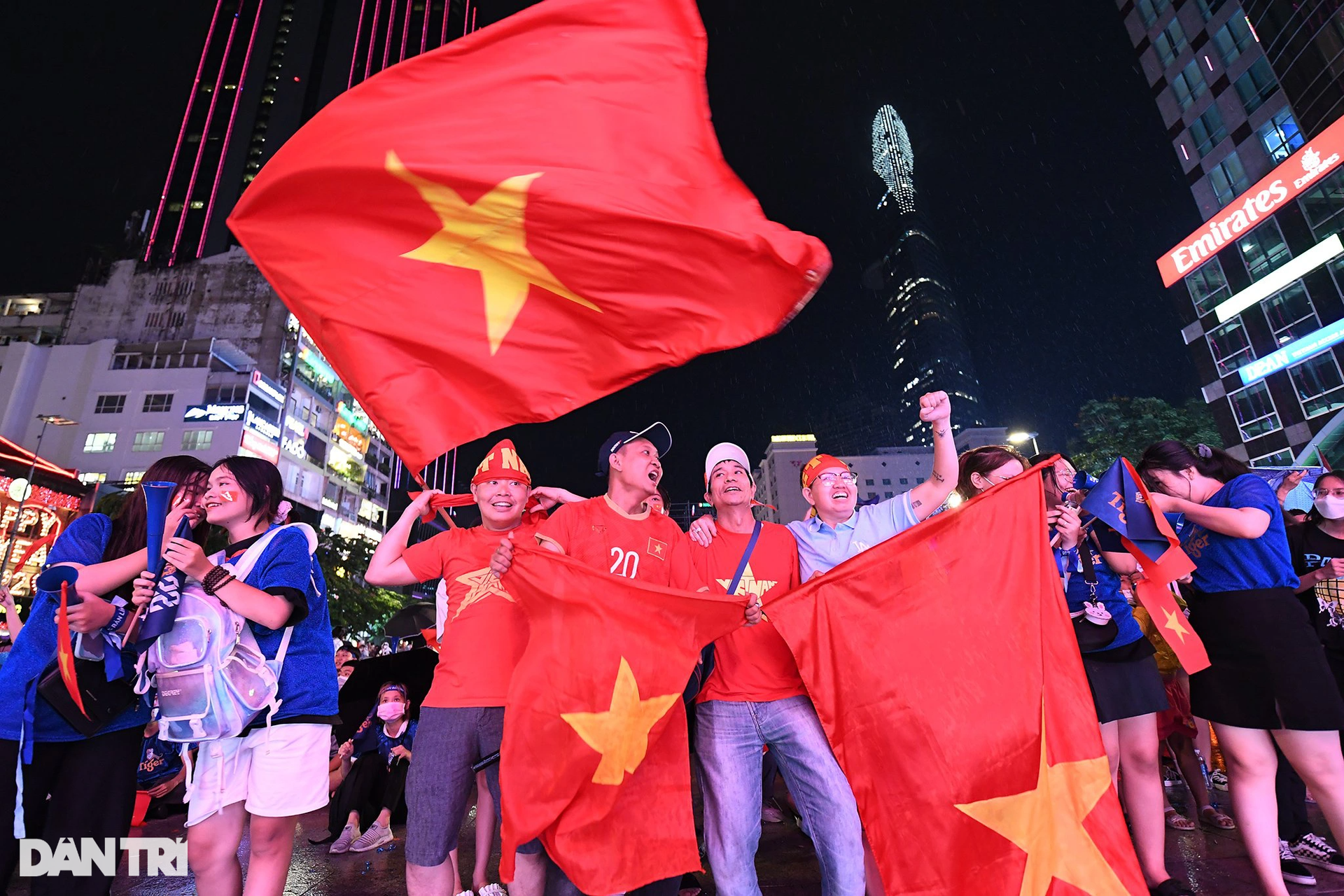 Hàng nghìn cổ động viên TPHCM đội mưa ăn mừng chiến thắng của U23 Việt Nam - 1
