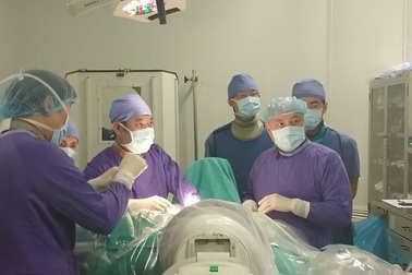 Lần đầu tiên điều trị nội soi thành công thoát vị đĩa đệm cột sống cổ bằng đường trước