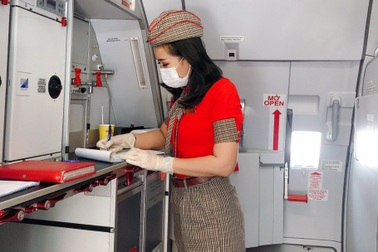 Nữ tiếp viên hàng không bán bánh bông lan mưu sinh vì dịch Covid-19