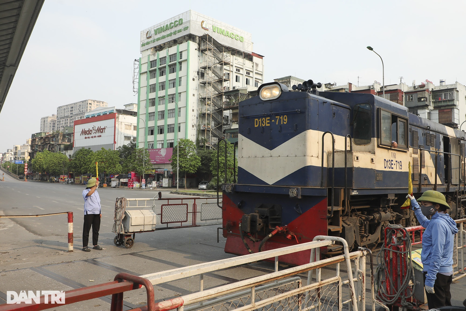 Đường phố Hà Nội vắng vẻ trong ngày thứ hai kỳ nghỉ lễ - 3 Đường phố Hà Nội vắng vẻ trong ngày thứ hai kỳ nghỉ lễ - 3