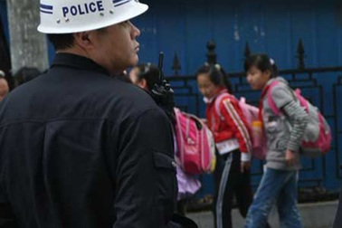 Trung Quốc bắt hai người đàn ông dọa giết học sinh 