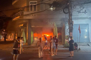 Phòng giao dịch ngân hàng bốc cháy giữa đêm khuya