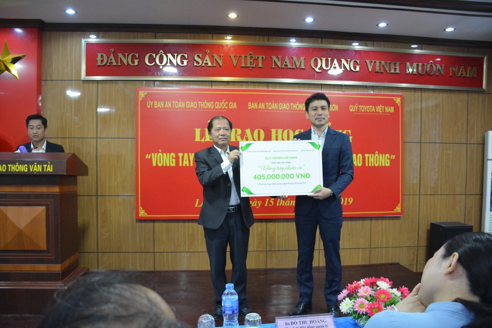 Chương trình học bổng “Vòng tay nhân ái” chia sẻ nỗi đau sau tai nạn giao thông - 1 Chương trình học bổng “Vòng tay nhân ái” chia sẻ nỗi đau sau tai nạn giao thông - 1
