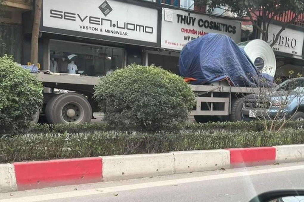 Rợn người với hình ảnh cuộn thép nặng cả chục tấn cán bẹp ô tô ở Hà Nội - 1 Rợn người với hình ảnh cuộn thép nặng cả chục tấn cán bẹp ô tô ở Hà Nội - 1
