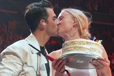 Sophie Turner chúc mừng sinh nhật chồng