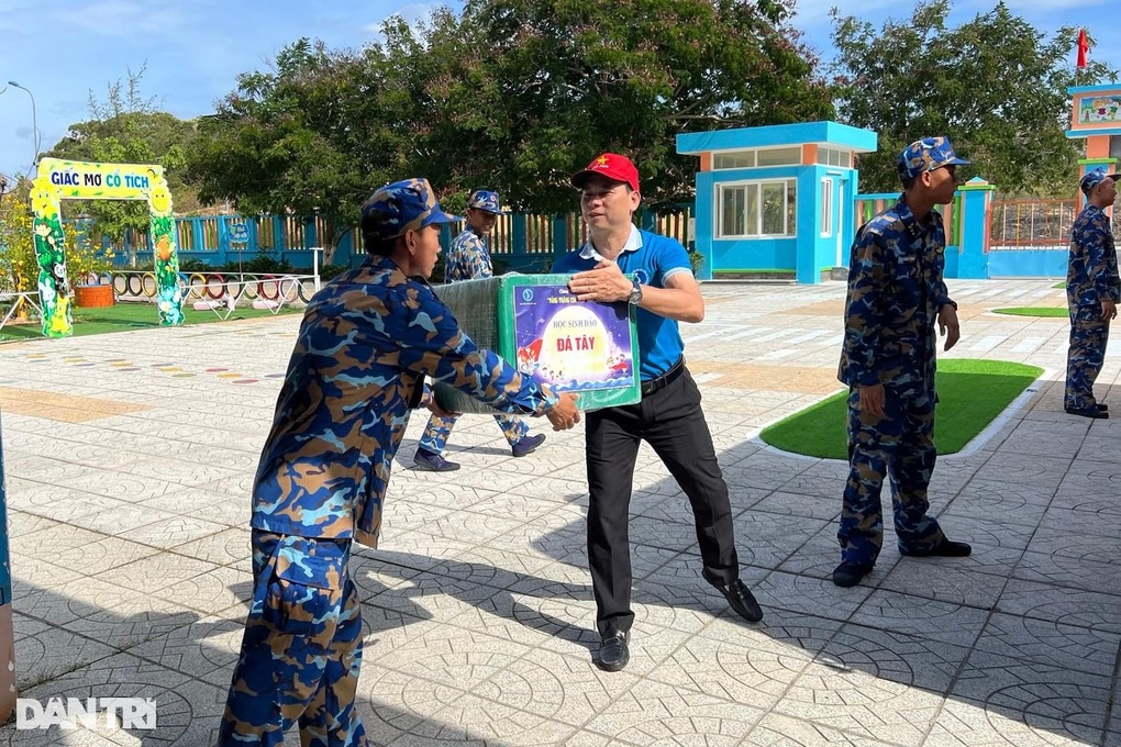Vượt sóng mang Trung thu tới các em học sinh trên quần đảo Trường Sa - 9 Vượt sóng mang Trung thu tới các em học sinh trên quần đảo Trường Sa - 9