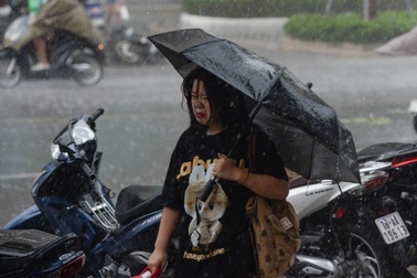 Hà Nội mưa to, gió giật mạnh