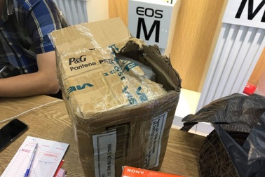 Chuyển phát nhanh bị móc trộm chiếc máy ảnh trị giá 105 triệu đồng