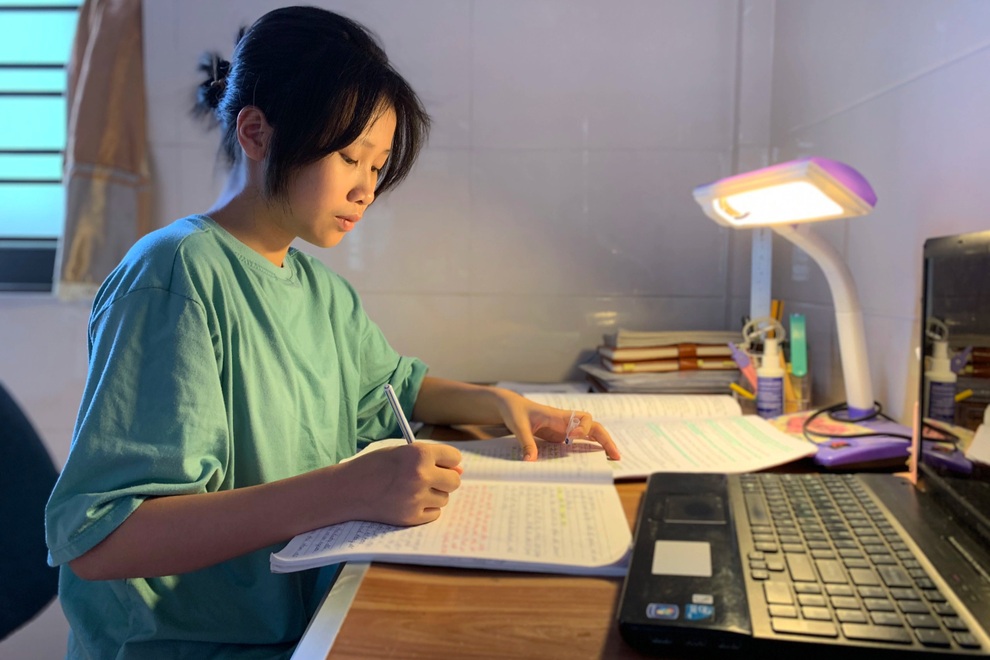 Thán phục với bài thi 17 trang giấy của thủ khoa Văn lớp 10 trường chuyên - 1 Thán phục với bài thi 17 trang giấy của thủ khoa Văn lớp 10 trường chuyên - 1
