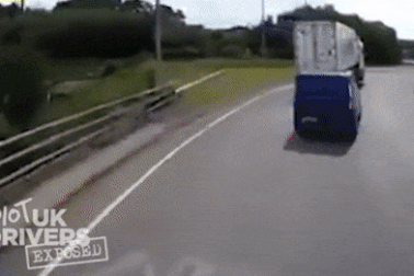 Đang chạy song song, xe tải tự dưng đổ vật đè nát xe con