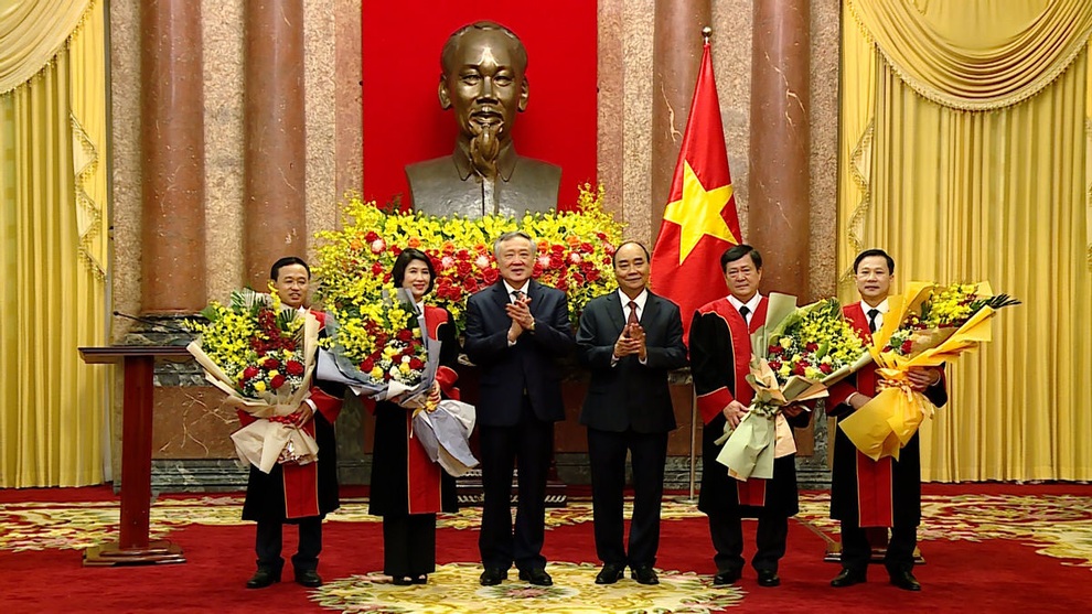 Chủ tịch nước trao quyết định bổ nhiệm 4 Thẩm phán TAND Tối cao - 1 Chủ tịch nước trao quyết định bổ nhiệm 4 Thẩm phán TAND Tối cao - 1