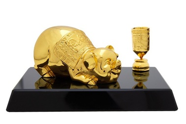 Quà tặng tượng heo mạ vàng Phúc Lộc Thọ hút khách dịp cuối năm