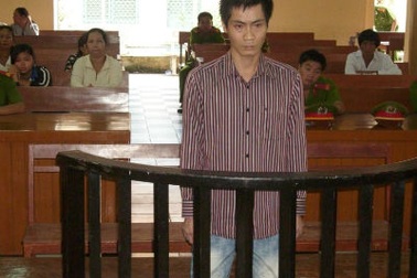 Vợ mải kiếm tiền, chồng xâm hại con nuôi