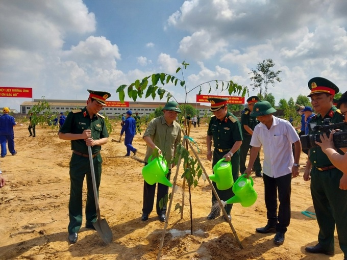 Phó Bí thư Tỉnh uỷ, Trưởng đoàn ĐBQH tỉnh Quản Minh Cường và Trung tướng Trần Hoài Trung, Chính uỷ Quân khu 7 trồng cây tại nhà máy.