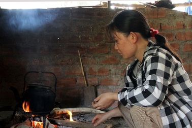 Người phụ nữ trẻ bị ung thư vú không dám đi khám vì lo cho chồng lao phổi