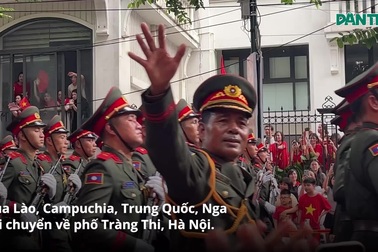 Đoàn quân nhân nước ngoài đi giữa tiếng reo hò của người dân Việt Nam