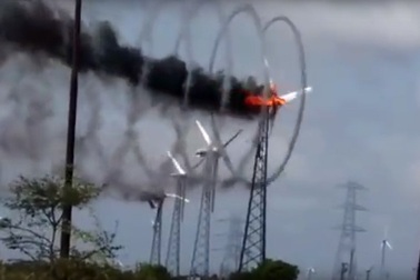 Cháy tuabin gió Ấn Độ tạo khói xoắn ốc