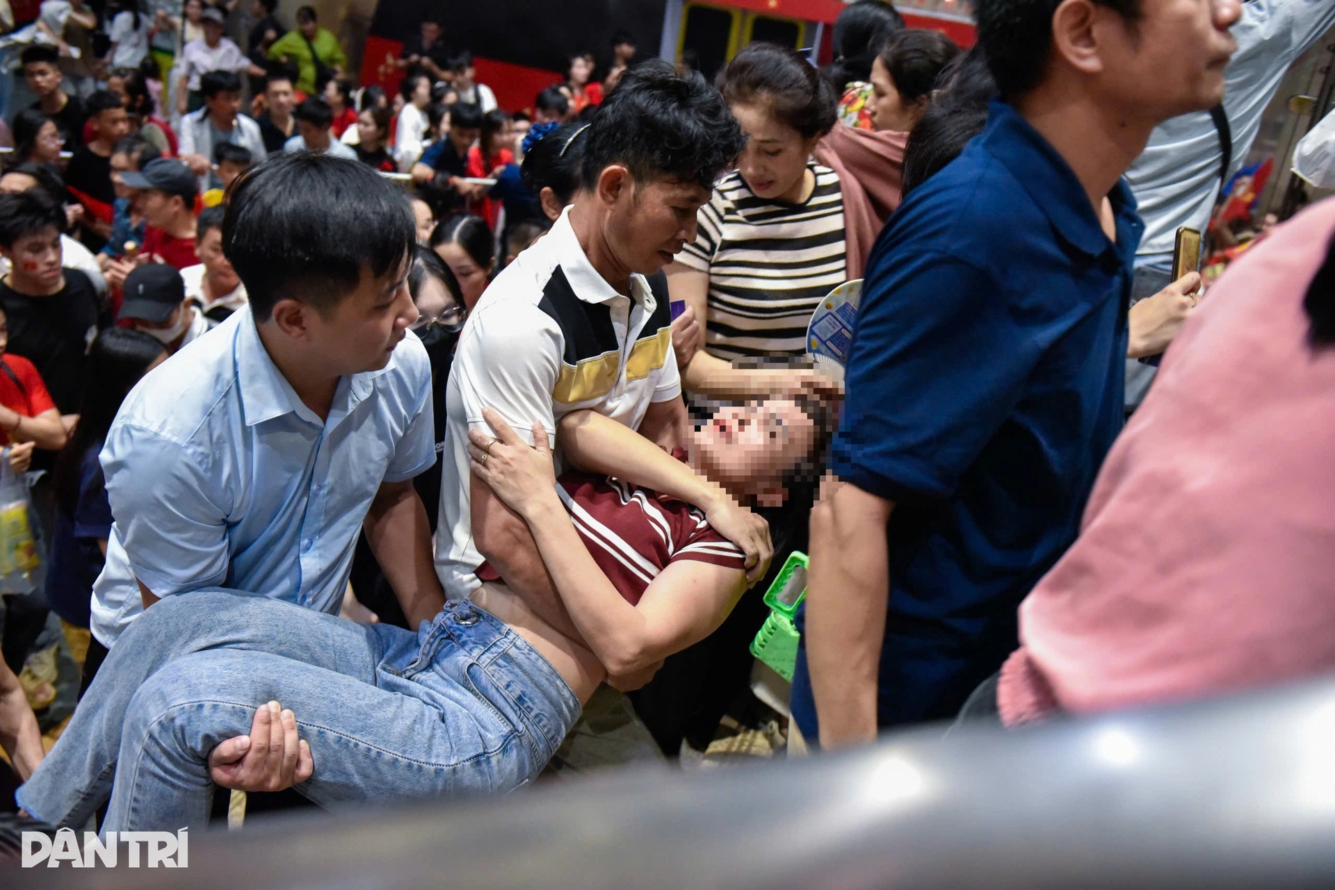 Hàng nghìn người dồn về trong 30 phút, ga Cát Linh gồng mình ngăn vỡ trận - 13 Hàng nghìn người dồn về trong 30 phút, ga Cát Linh gồng mình ngăn vỡ trận - 13