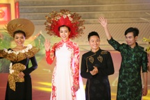 Hoa hậu Đỗ Mỹ Linh cùng dàn người đẹp bừng sáng trong đêm áo dài “Huế Vàng Son”