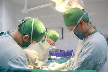 Cụ bà 73 tuổi mắc cùng lúc ung thư dạ dày, đại tràng