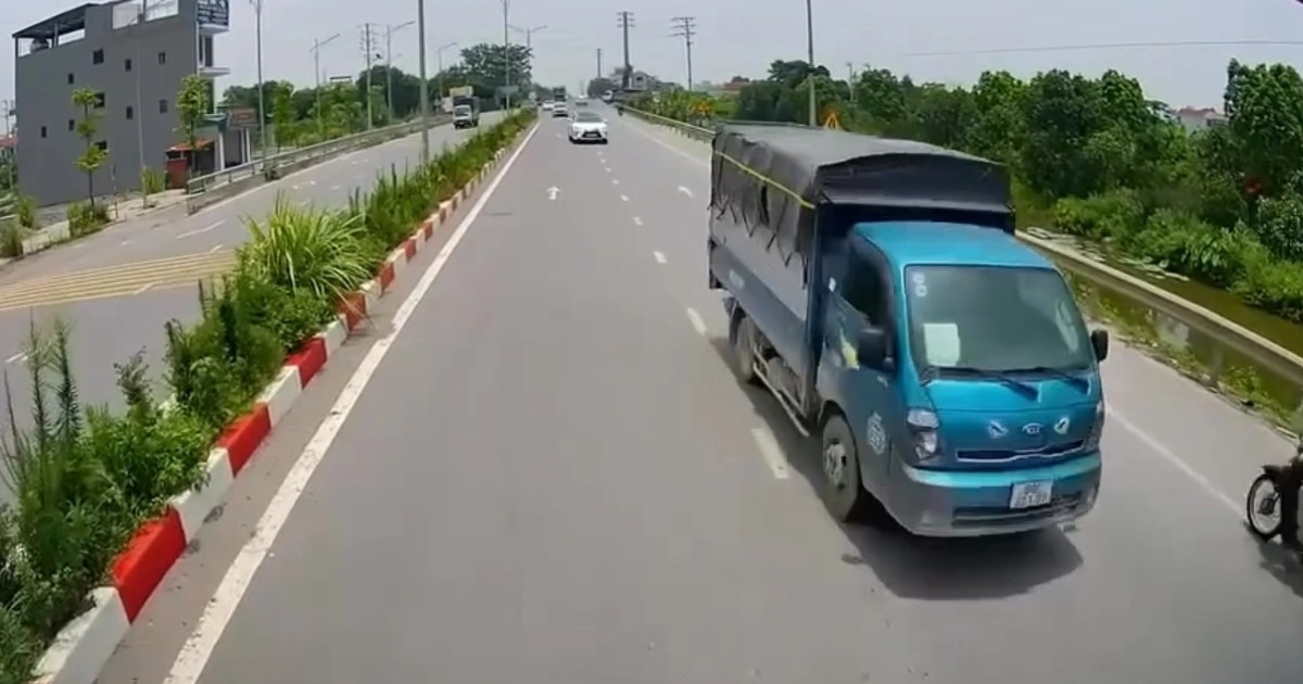 Ô tô lũ lượt đi ngược chiều vì tài xế không chú ý quan sát