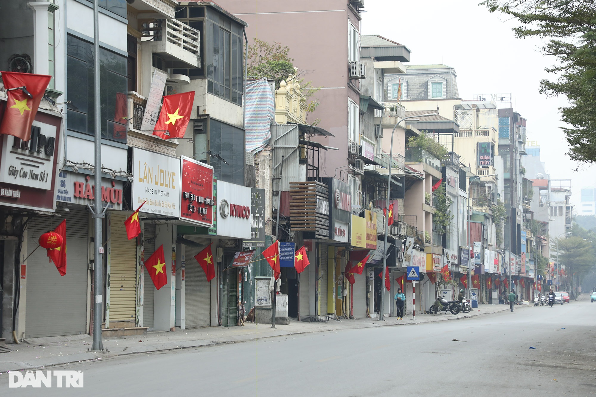 The morning atmosphere of the first day: Hanoi is deserted, deep in the ...