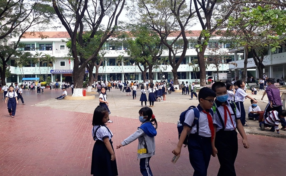 Bình Định: SV, học sinh THPT nghỉ học sau 3 tuần đi học trở lại - 2 Bình Định: SV, học sinh THPT nghỉ học sau 3 tuần đi học trở lại - 2