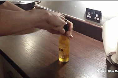 Mở nắp chai bia dễ dàng chỉ bằng... một tờ giấy
