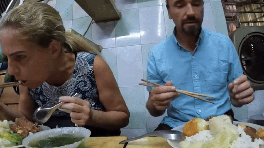 Khách Tây chán quán đắt đỏ, tìm ăn cơm bình dân Hà Nội giá 40.000 đồng/suất - 2 Khách Tây chán quán đắt đỏ, tìm ăn cơm bình dân Hà Nội giá 40.000 đồng/suất - 2