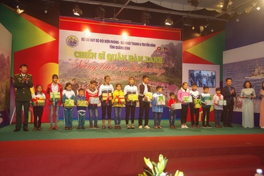 Quảng Bình: Người lính Biên phòng và hành trình nâng bước em tới trường