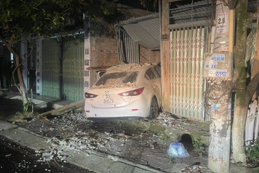 Tài xế Mazda đâm xe Lexus, bỏ chạy rồi lao vào nhà dân