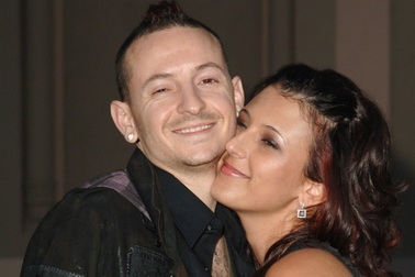 4 năm sau ngày chồng tự vẫn, vợ của thủ lĩnh nhóm Linkin Park sống thế nào?