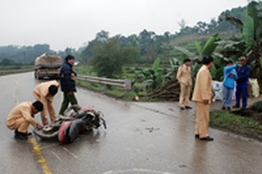 Tông thẳng vào ô tô, 3 thanh niên tử nạn