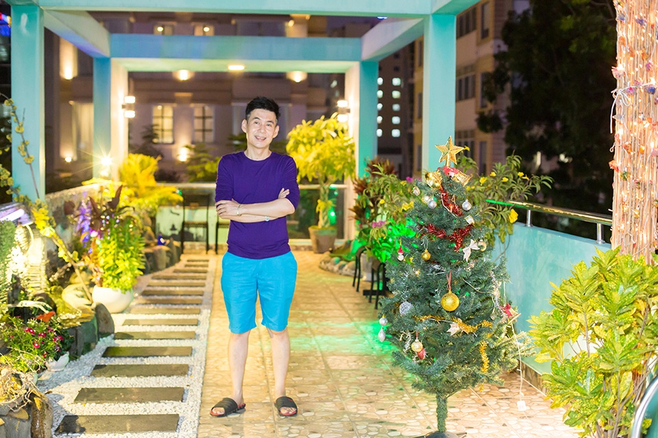 Hiền Mai đến nhà giúp ca sĩ Đoan Trường trang trí Giáng sinh - 7 Hiền Mai đến nhà giúp ca sĩ Đoan Trường trang trí Giáng sinh - 7