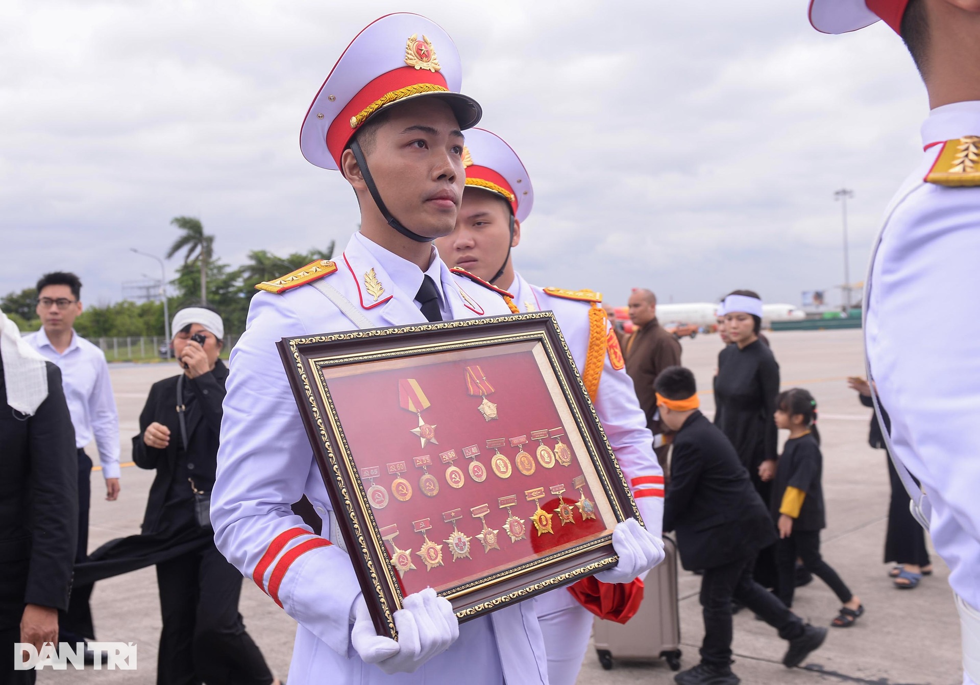 Tiễn biệt nguyên Chủ tịch nước Trần Đức Lương về quê nhà Quảng Ngãi - 9 Tiễn biệt nguyên Chủ tịch nước Trần Đức Lương về quê nhà Quảng Ngãi - 9