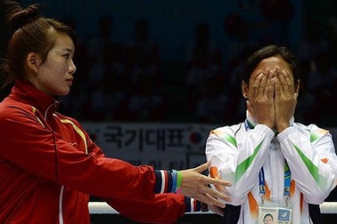 Uất ức trọng tài thiên vị chủ nhà, VĐV từ chối nhận huy chương