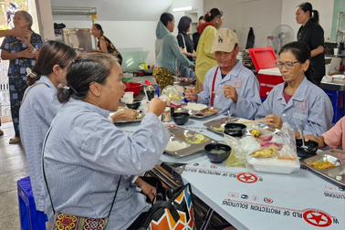 Nữ chủ quán cơm từ thiện giải thích về thùng quyên góp 2.000 đồng