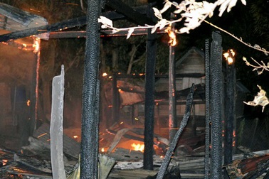 Mâu thuẫn chuyện gia đình, con trai đổ xăng đốt cháy nhà