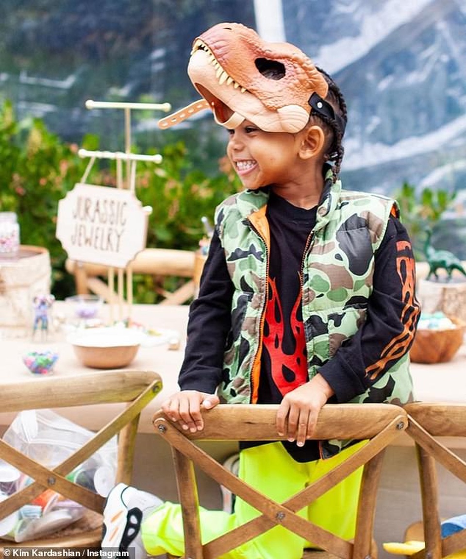 Kim Kardashian hạnh phúc bên chồng con - 4 Kim Kardashian hạnh phúc bên chồng con - 4