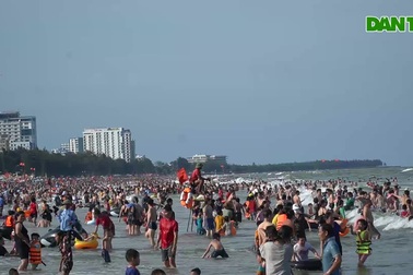 Nắng nóng cuối tuần, du khách đổ xô về biển Sầm Sơn tắm giải nhiệt