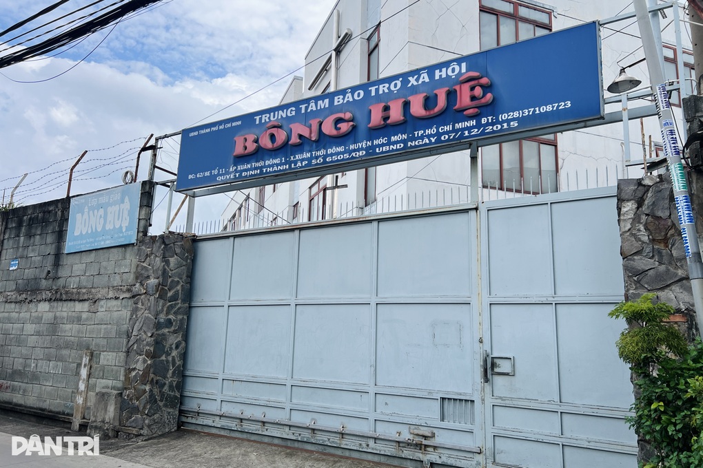 Bé gái đi lạc 7 ngày ở TPHCM có người đến nhận, nhưng không phải cha mẹ - 1 Bé gái đi lạc 7 ngày ở TPHCM có người đến nhận, nhưng không phải cha mẹ - 1