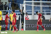Sự cố hài hước xuất hiện ở trận đấu tuyển Việt Nam gặp Dortmund