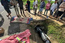 Hai người đàn ông tử vong trên đường, cạnh xe máy dưới mương