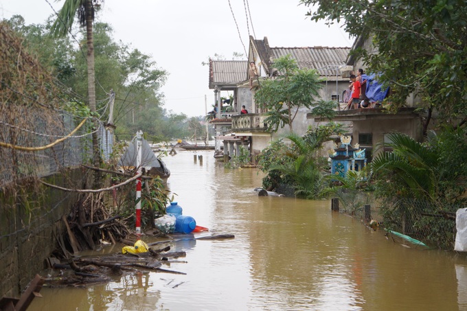 Phong Điền (Thừa Thiên Huế): Nước sông Ô Lâu ngập ngang nóc nhà, người dân thấp thỏm chờ lũ rút - Ảnh 3.