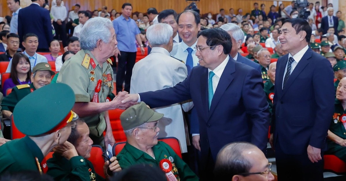 View - Thủ tướng xúc động, chia sẻ nỗi day dứt khi gặp các chiến sĩ Điện Biên | Báo Dân trí