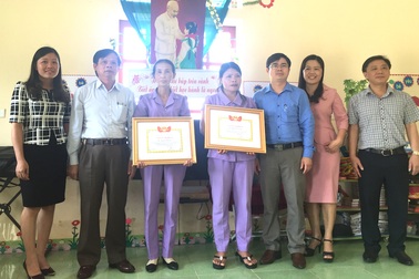 Sở Giáo dục Nghệ An trao Giấy khen đến 2 cô giáo bảo vệ 17 học sinh trước đàn ong rừng