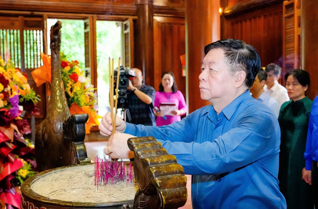 Ông Nguyễn Trọng Nghĩa dâng hương tưởng niệm Chủ tịch Hồ Chí Minh - 1 Ông Nguyễn Trọng Nghĩa dâng hương tưởng niệm Chủ tịch Hồ Chí Minh - 1