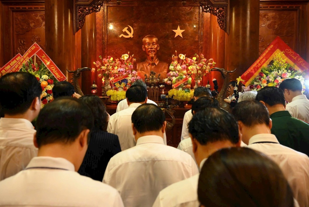 Tổng Bí thư Tô Lâm tưởng niệm Chủ tịch Hồ Chí Minh tại Khu di tích Kim Liên - 2 Tổng Bí thư Tô Lâm tưởng niệm Chủ tịch Hồ Chí Minh tại Khu di tích Kim Liên - 2