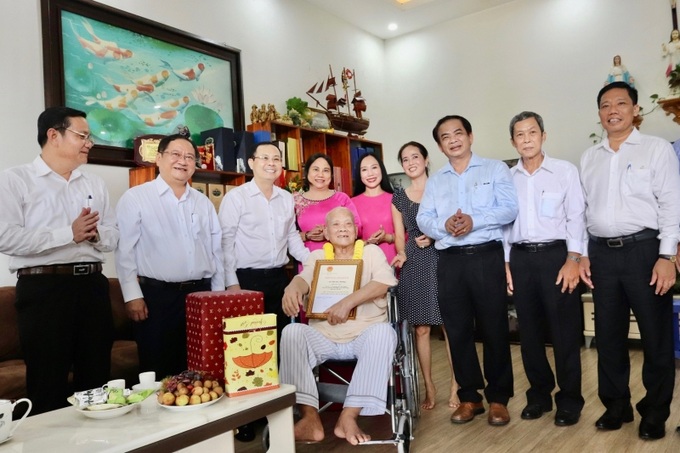 Đoàn công tác chụp ảnh lưu niệm với gia đình cụ Lê Văn Lai ở phường Bình Thủy, quận Bình Thủy.