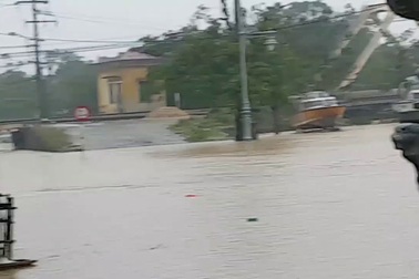 Gần như toàn bộ TP Huế bị nước lũ bủa vây vào chiều tối 5/11